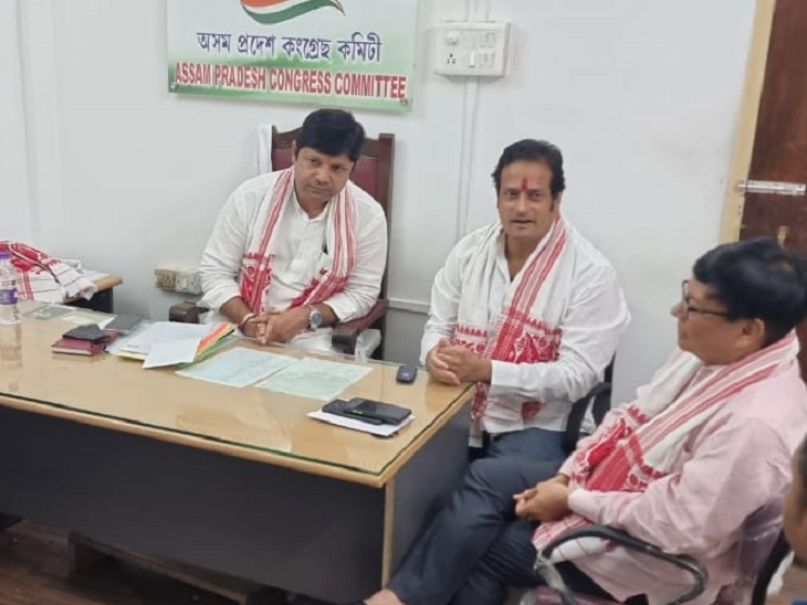 असम कांग्रेस की बैठक में प्रभारी सचिव और छत्तीसगढ़ के विधायक विकास उपाध्याय।