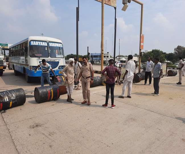 जाम लगा रहे लोगों को समझाने पहुंची पुलिस।