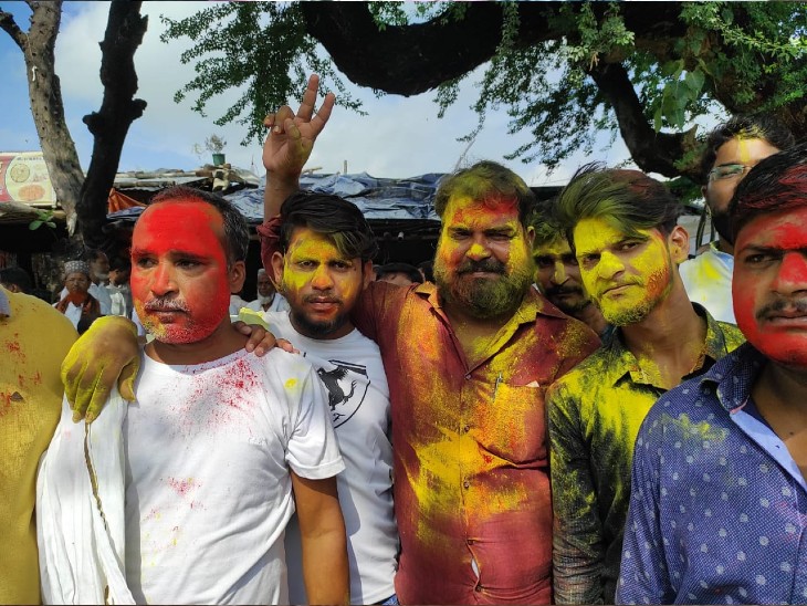 जीत के बाद जश्न मनाते समर्थक।