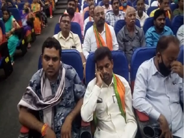 भिलाई के काम में कुछ वर्कलाते भी।