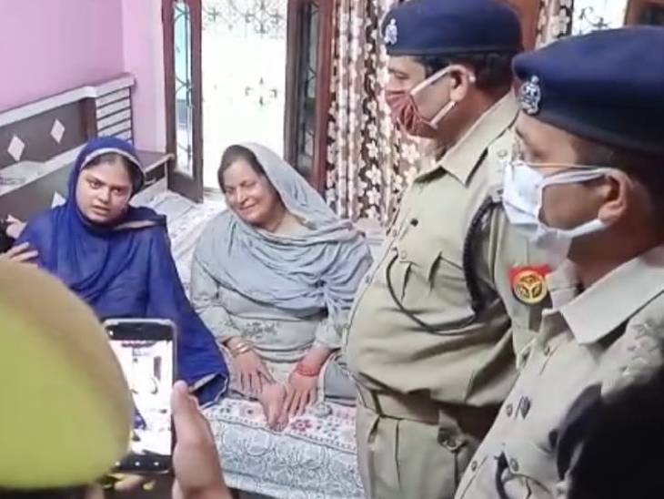 मृतक युवक के परिजनों से पुलिस ने की पूछताछ।
