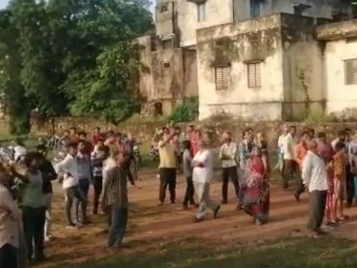 मौके पर एकत्रित भीड़।