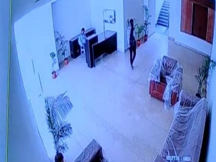 सीसीटीवी फुटेज में साफ दिख रहा है कि वह सीढ़ी से छत की ओर बढ़ रही है और गार्ड सो रहा है.