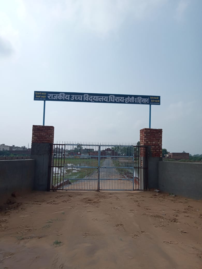 स्कूल के गेट से हटाया गया शहीद का नाम