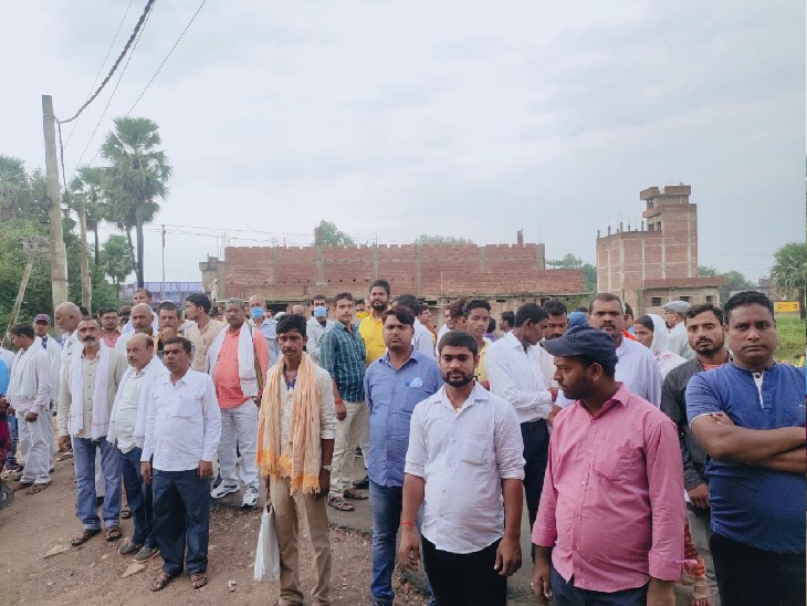 नवादा में मतदान केंद्र के बाहर लगी भीड़।