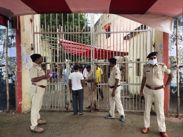 मतगणना केंद्र के बाहर सुरक्षा के पुख्ता इंतजाम हैं।