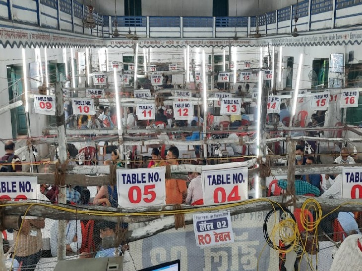 आरा में मतगणना केंद्र के अंदर सुरक्षा के चाक-चौबंद इंतजाम किए गए हैं।