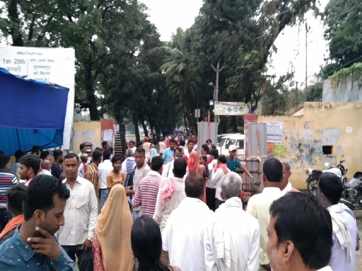 मुजफ्फरपुर में मतगणना के केंद्र के बाहर लगी भीड़।