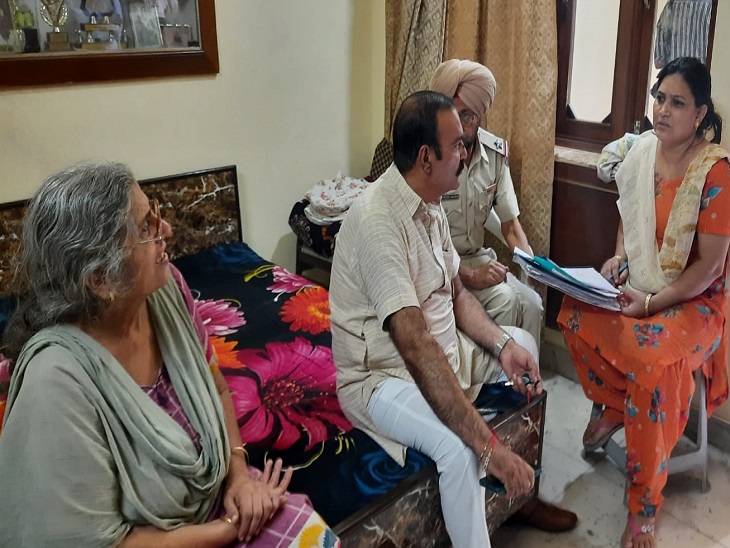 पत्नी अंजना पुलिस को अपने बयान दर्ज करवाते हुए।