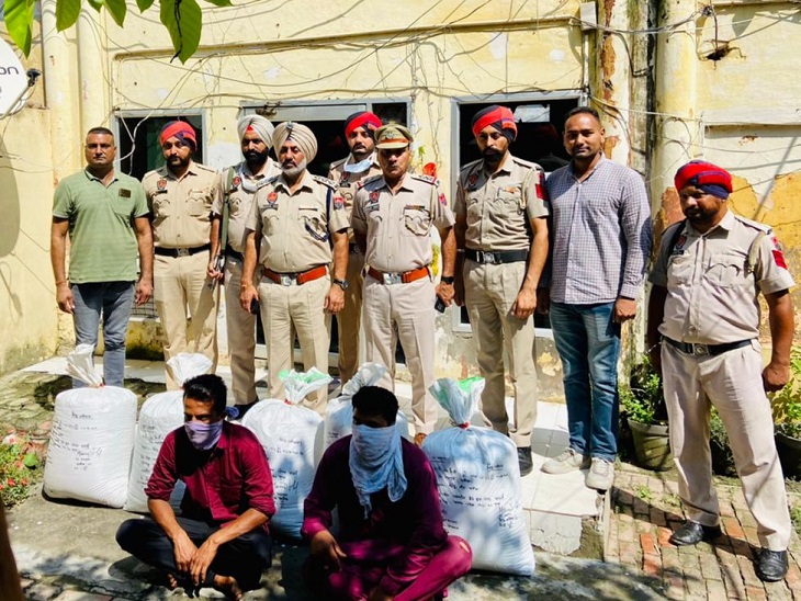 पकड़े गए तस्करों और बरामद भुक्की के साथ पुलिस टीम।