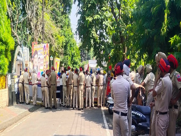 सुरक्षा के लिए तैनात पुलिस बल। किसानों को रोकने के लिए लगाए गए बैरिकेट।