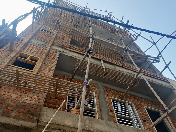 इस बिल्डिंग से गिरने पर हुई दोनों श्रमिकों की मौत।