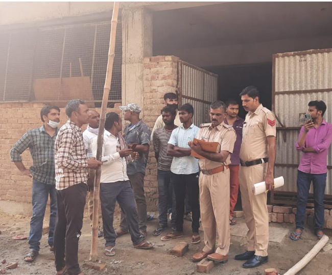 घटना स्थल पर कार्रवाई करती पुलिस।