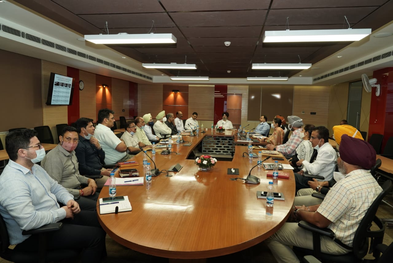 पुलिस हेड क्वार्टर में पुलिस अधिकारियों से बैठक करते हुए डीजीपी इकबालप्रीत सिंह सहोता