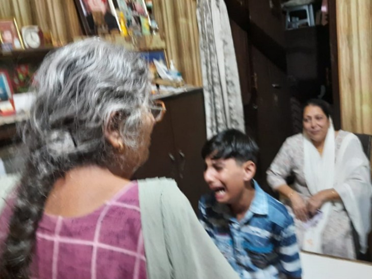 पिता की मौत पर बेटा रेहान अपनी दादी के सामने आंसू ना रोक पाया।