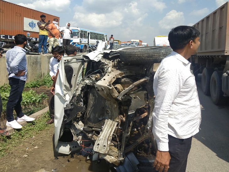पुलिया के ऊपर से गिरी कार पूरी तरह से क्षतिग्रस्त हो गई।
