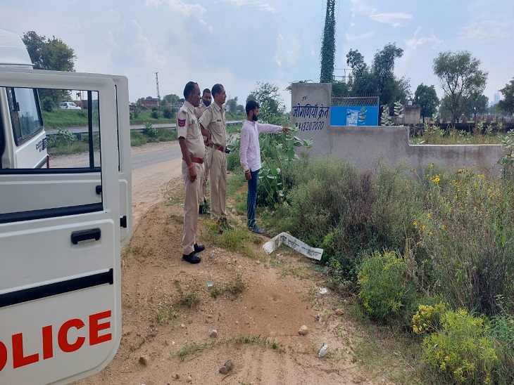 पुलिस तीनों युवकों की तलाश करते हुए।