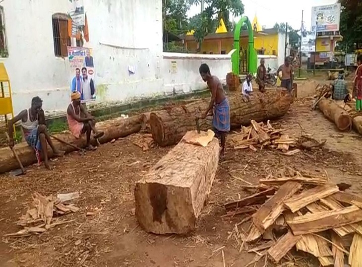 इस बार 4 पहिए बनाने वाले रथ में बना रहे थे।