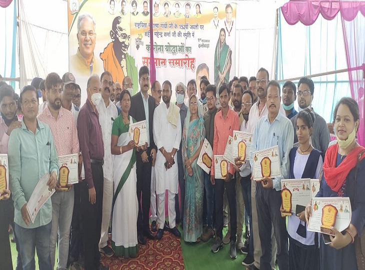 गांधीजी के संपर्क में आने के बाद प्रबंधन प्रणाली में देवती कर्मा परिवार था।