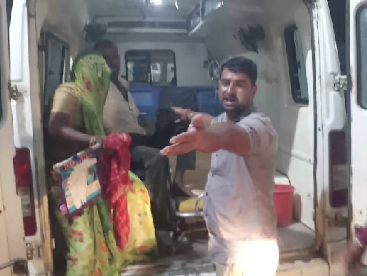 मुरैना में हादसे में घायलों को अस्पताल लाया गया।