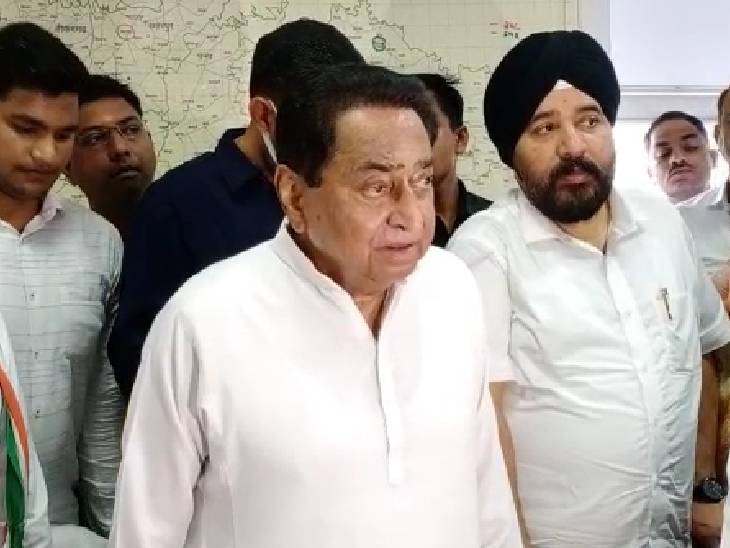 कमलनाथ पत्रकारों से बातचीत करते हुए।