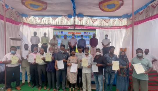 पट्टा और अन्य आवश्यक दस्तावेज दिखाते शहरवासी।