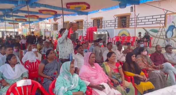 कार्यक्रम स्थल पर जुटे पार्षद एवं शहरवासी।