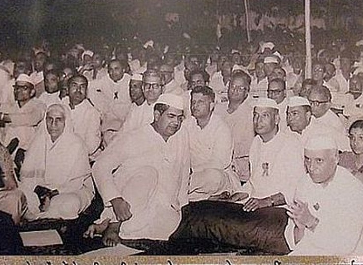 पंचायतीराज व्यवस्था को लागू करने के बाद नागौर में आयोजित कार्यक्रम में कांग्रेस वर्कर्स के साथ बैठे देश के पहले प्रधानमंत्री पंडित जवाहरलाल नेहरू (फाइल फोटो)।