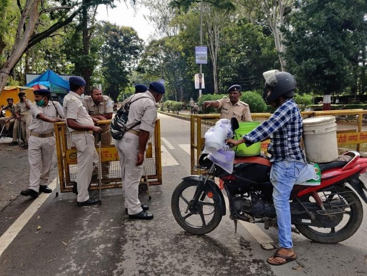 मोरहाबादी मैदान की ओर जाने वाले हर रास्ते पर सुरक्षा कड़ी कर दी गई है।