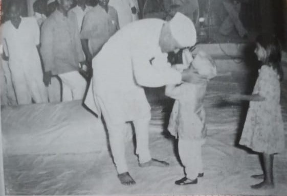नागौर में बच्चों को दुलारते हुए देश के पहले प्रधानमंत्री पं. नेहरू (फाइल फोटो)।