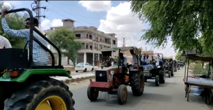 घड़साना में महापड़ाव स्थल की तरफ बढ़ रहे किसान।