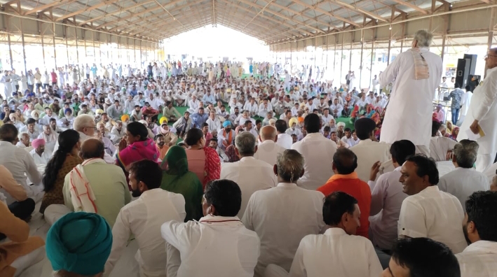घड़ासाना में भाजपा के महापड़ाव में मौजूद किसान।