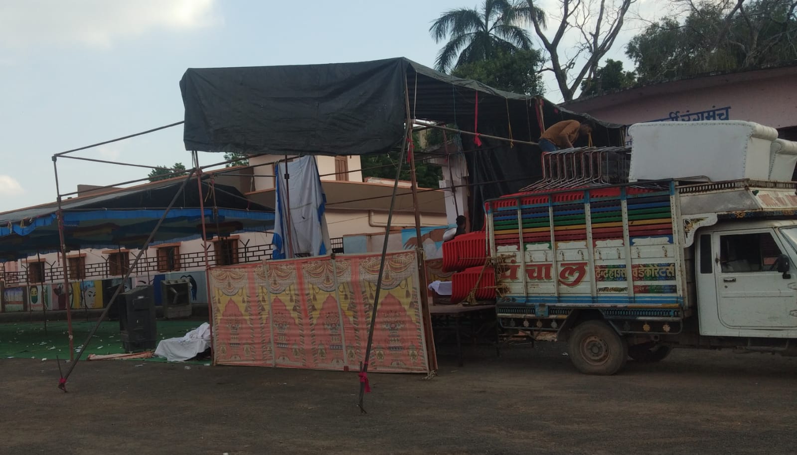 साढ़े 4 बजे कार्यक्रम स्थल से पंडाल समेटते हुए मजदूर।