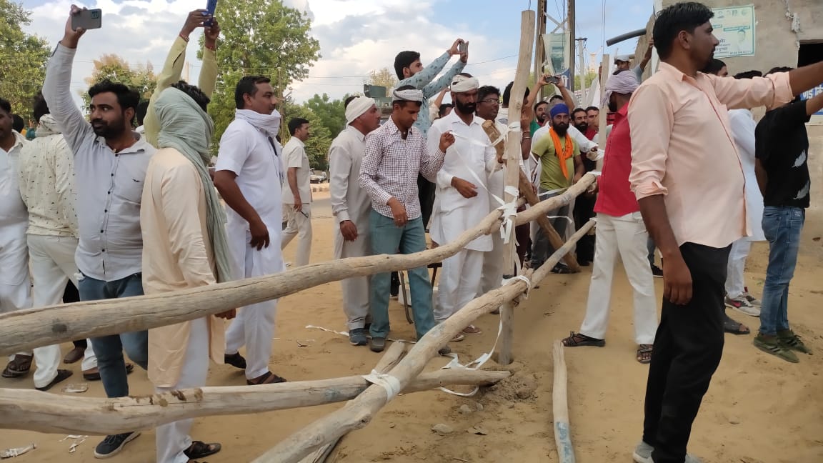 घड़साना में बैरिकेडिंग के पास किसान।