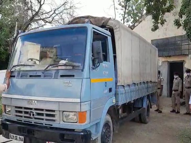 मॉर्च्यूरी के बाहर मौजूद अन्य सीआरपीएफ जवान।