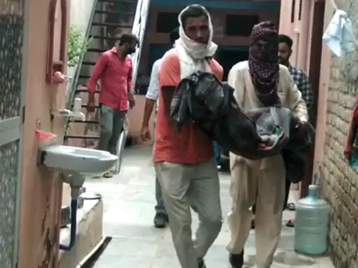 शव को अस्पताल लेकर जाते परिजन।
