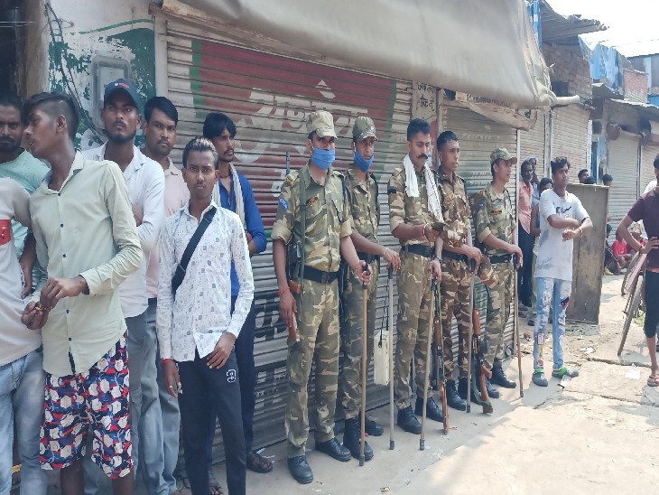 वारदात के बाद मौके पर मौजूद पुलिस फोर्स।