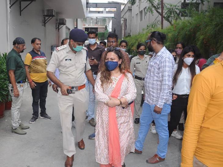 पुलिस ने कार्यक्रम रद्द करा दिया।