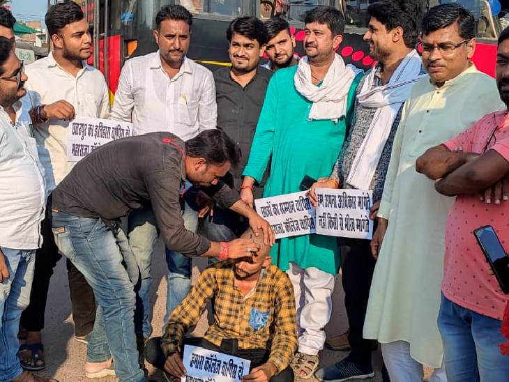 लोगों ने मुंडन कराकर विरोध दर्ज कराया।