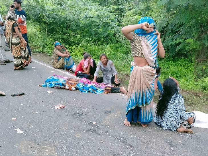 मारे गए लोगों के रोते-बिलखते परिजन।