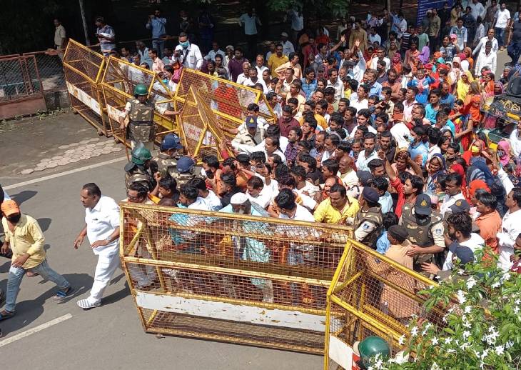 विरोध में लोग सड़कों पर उतर आए।