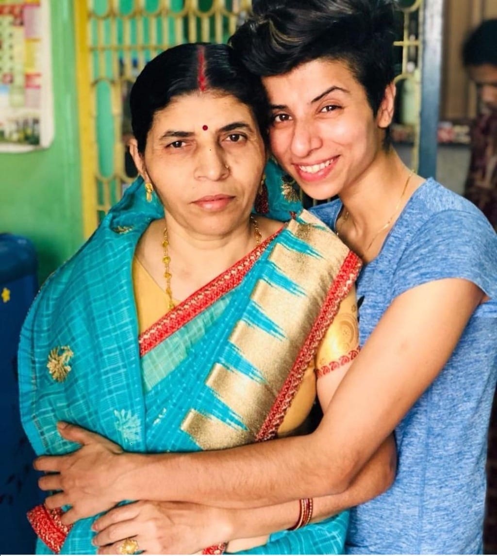 मां के साथ डिंपल