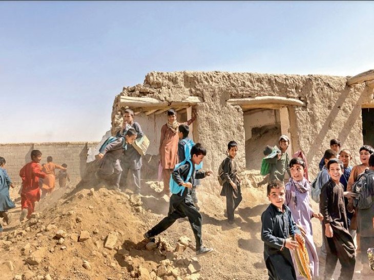 Now the elders of the village are also helping to repair the schools riddled with bullets.  - Dainik Bhaskar