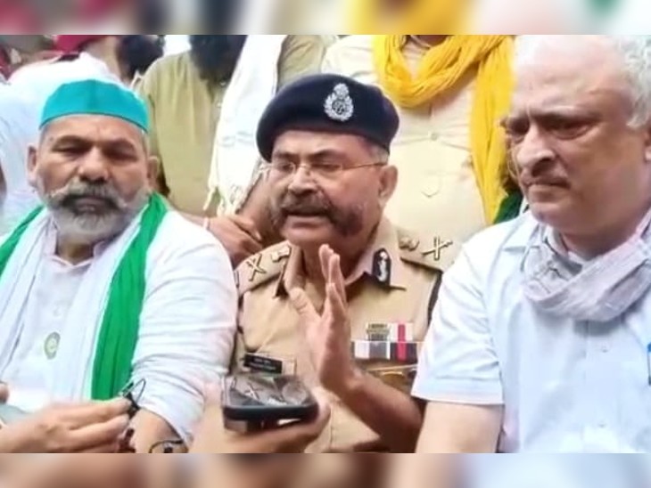 एडीजी लॉ एंड ऑर्डर प्रशांत कुमार लखीमपुर हिंसा के बाद कांफ्रेंस करते हुए।