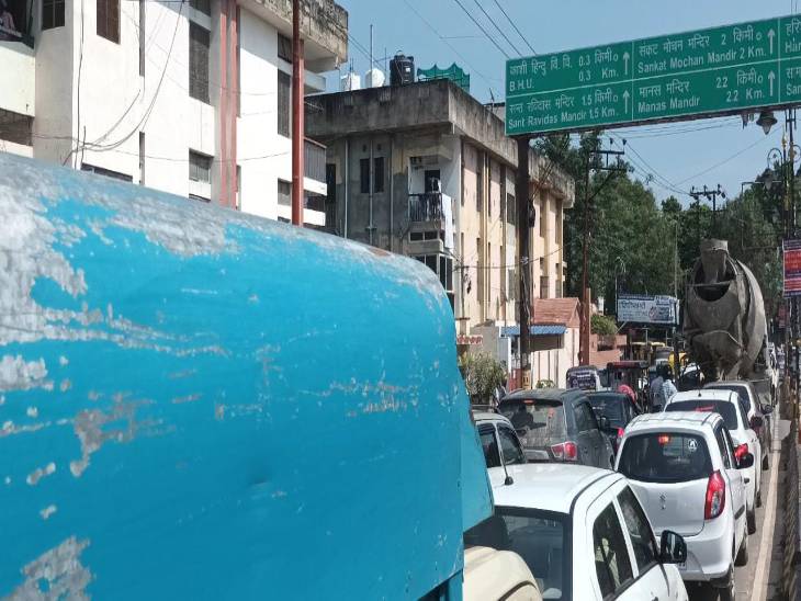 वाराणसी के लंका-नरिया मार्ग पर लगा भीषण जाम।