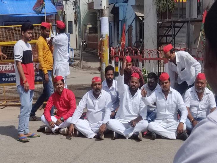 रामनगर शास्त्री चौक पर सपा नेता जितेंद्र यादव व अन्य सपाई।