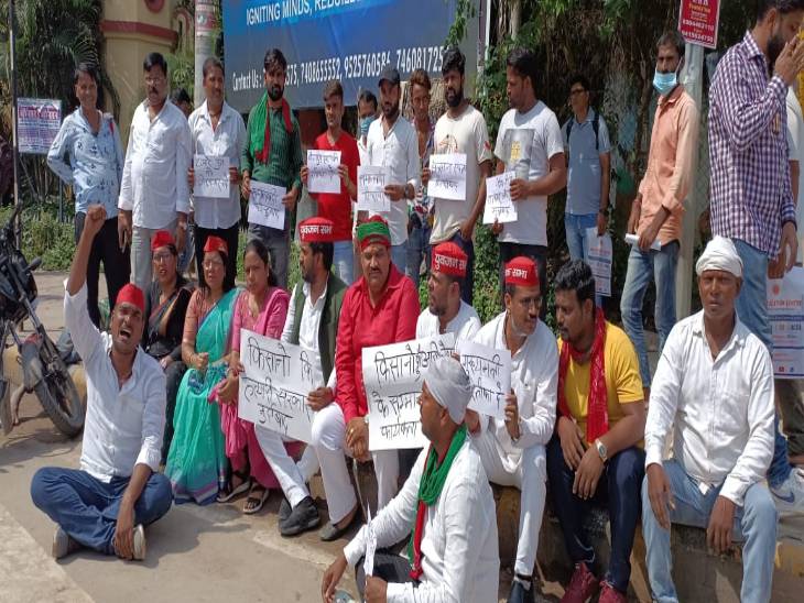 BHU मेन गेट पर विरोध प्रदर्शन करते सपाई।