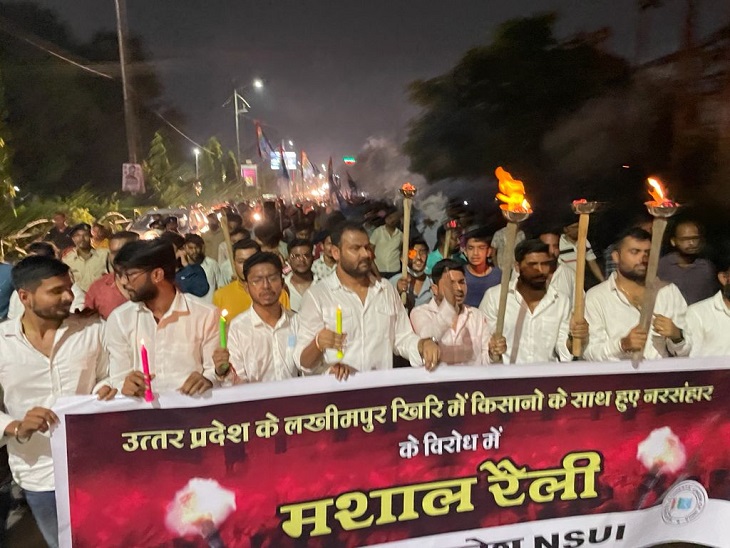 रायपुर में NSUI कार्यकर्ताओं ने निकाला मशाल जुलूस। - Dainik Bhaskar