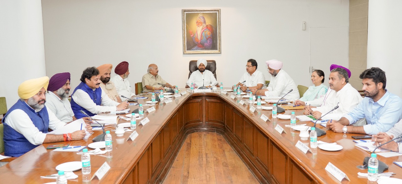 देर रात चल रही कैबिनेट बैठक के दौरान मुख्यमंत्री चरणजीत सिंह चन्नी वह अन्य मंत्री