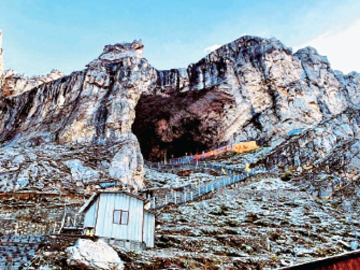 शनिवार रात को बाबा अमरनाथ की पवित्र गुफा के चारों ओर बर्फ की सफेद चादर बिछ गई। - Dainik Bhaskar